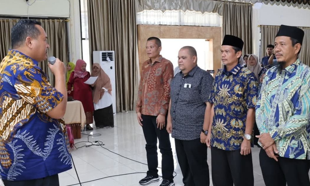 Wali Kota Pariaman Yota Balad mengukuhkan pengurus Alumni SMAN 2 Pariaman periode 2025&ndash;2029 di Pendopo Wali Kota. (Foto: Kominfo)