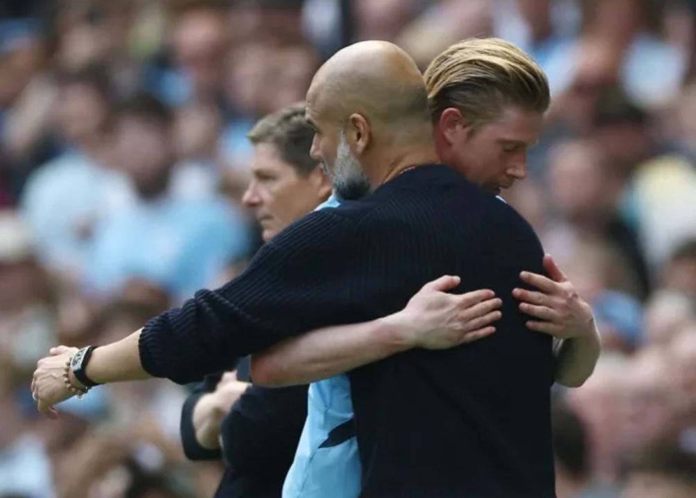 Pelatih Manchester City Pep Guardiola memeluk Kevin De Bruyne setelah ia digantikan dalam laga melawan Crystal Palace. (Foto: Lee Smith/Reuters)