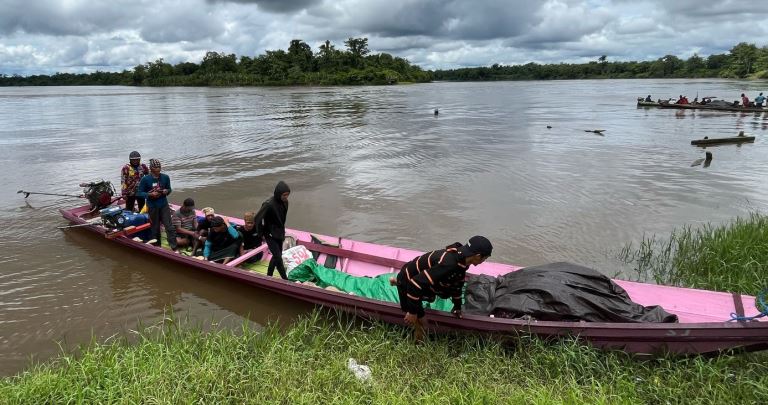 Evakuasi korban bacok dari lokasi tambang ilegal Area Mining 08, Kali Merah, Kampung Kawe, Distrik Awinbon, Kabupaten Pegunungan Bintang. (Humas Polda Papua/cendrawasih pos)