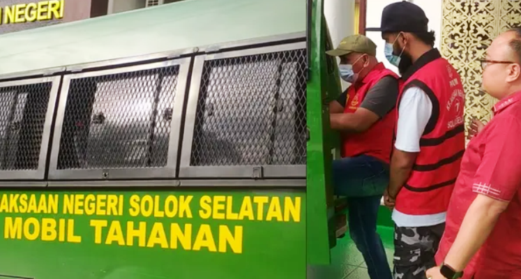 Kejari Solsel tahan 4 tersangka kasus dugaan korupsi pembangunan Jembatan Ambayan nilai kerugian negara Rp3,3 miliar. Penahanan keempat tersangka itu sudah sejak 7 bulan lalu.