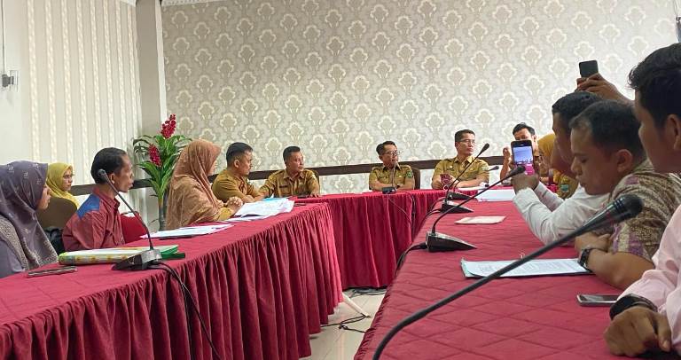 Sebanyak 20 guru yang TMS tanpa kejelasan melakukan audiensi dengan Bupati Padangpariaman, John Kenedy Azis, serta Sekkab Rudy Repenaldi Rilis. (Foto Dok Sukri Hamdani)
