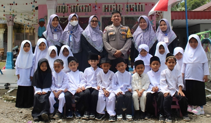 Brigpol Ramadhan didampingi istri Febriani dan kepala serta para guru, bersama anak-anak di TK. A. Madhani. (Foto: Aris Prima G/Padeks)