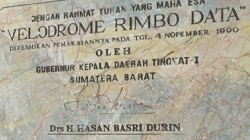 Velodrome Rimbo Data diresmikan oleh Gubernur Drs. H. Hasan Basri Durin pada 4 November 1990. (Foto: Yuhefizar)