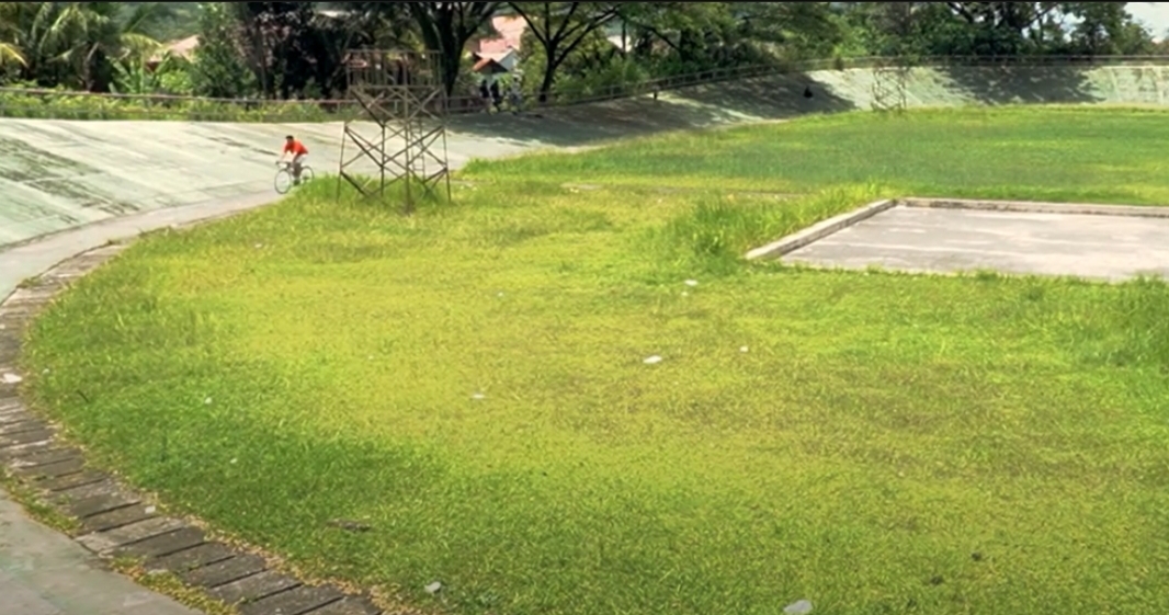 Pemandangan memilukan menyambut siapa saja yang kini berkunjung ke lokasi velodrome ini.(Foto: Yuhefizar)