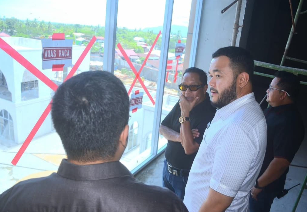 Wali Kota Padang, Fadly Amran, meninjau pembangunan Basko City Mall yang berlokasi di Jalan Manunggal 3, Kelurahan Kalumbuk, Kecamatan Kuranji, Sabtu (12/4/2025). (Foto: Prokopim)