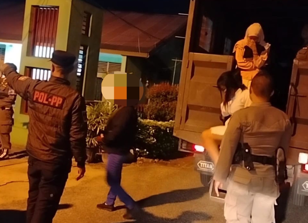 Pasangan diduga ilegal yang terjaring razia dibawa ke Mako Satpol PP Padang.(Foto: Humas)