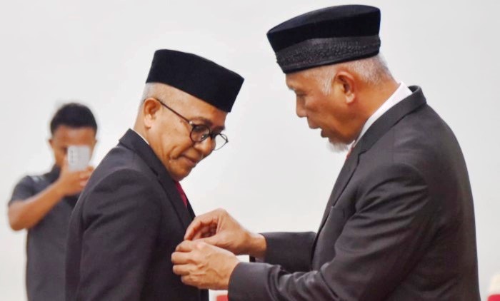 Mahyeldi mengukuhkan Edi Dharma Syafni sebagai Pjs Bupati Pasaman, Minggu (13/4/2025), di Auditorium Gubernuran, Padang.
