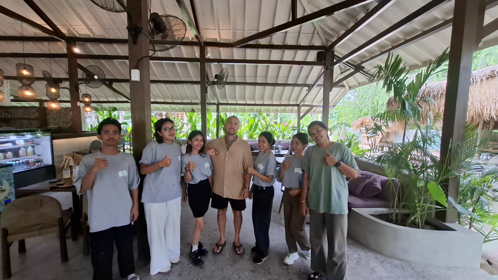 PEDULI KESEHATAN: Tim Louwaars (tengah) berpose dengan para karyawan dan pengelola The Well Lombok (9/7).(UMAR WIRAHADI/JPG)