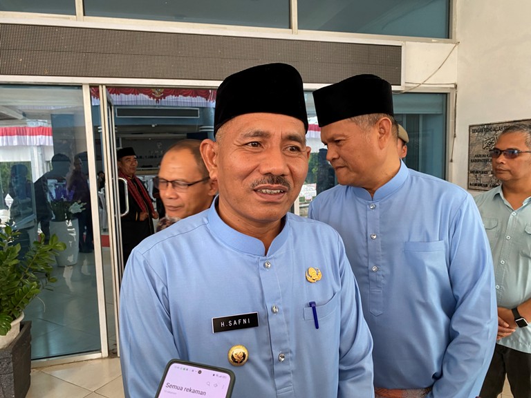 KOMIT: Bupati Limapuluh Kota Safni saat diwawancarai media terkait rencana pertemuan dengan anggota DPR-RI membahas percepatan proyek Tol Sumbar&ndash;Riau, Seksi Payakumbuh-Pangkalan.(SY RIDWAN/PADEK)