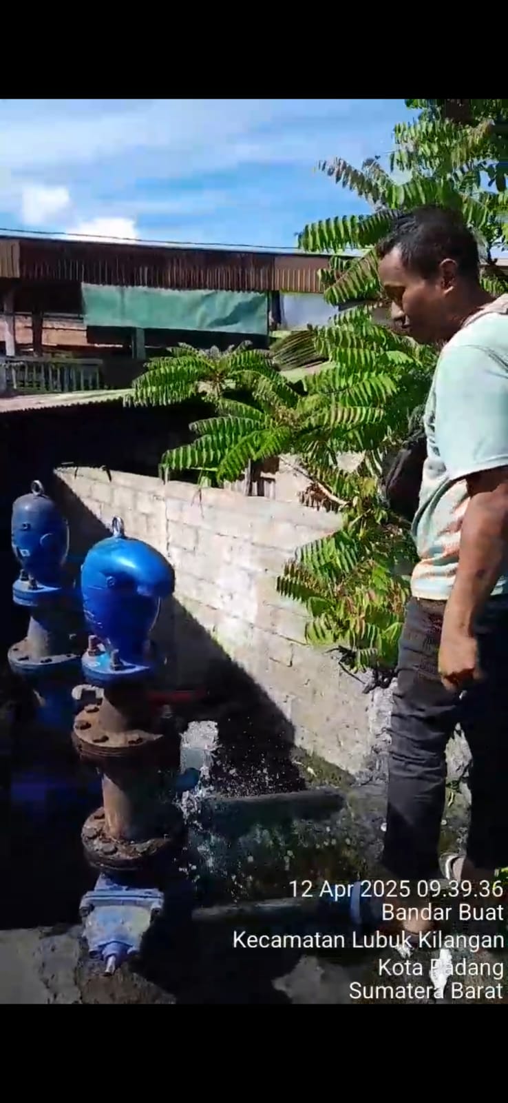 Seorang petugas Perumda Air Minum Kota Padang mengecek normalisasi air PDAM di kawasan Bandabuat Kecamatan Lubukkilangan, Sabtu (12/4).