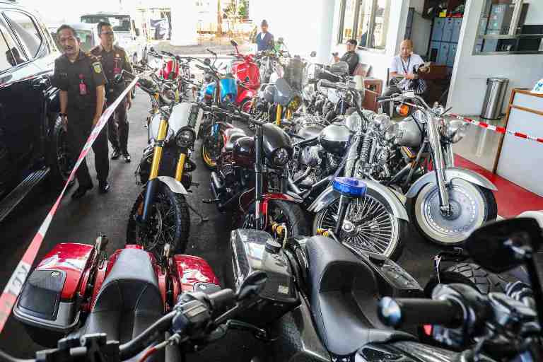 BARANG SITAAN: Sepeda motor sitaan terkait kasus dugaan suap di PN Jakarta Pusat terparkir di halaman Gedung Kejaksaan Agung, Jakarta, Senin (14/4).(SALMAN TOYIBI/JPG)