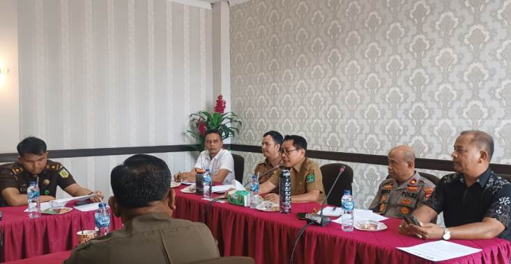 Bupati Padangpariaman John Kenedy Azis memimpin rapat dengan Forkopimda, LKAAM, MUI, tokoh adat, OPD, camat, dan wali nagari untuk pembatasan jam hiburan malam, Selasa (15/4/2025).