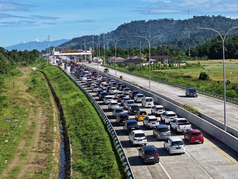 MENGULAR: Antrean kendaraan saat memasuki gerbang Tol Padang-Sicincin pada arus mudik dan balik Lebaran.(DOK HUTAMA KARYA)