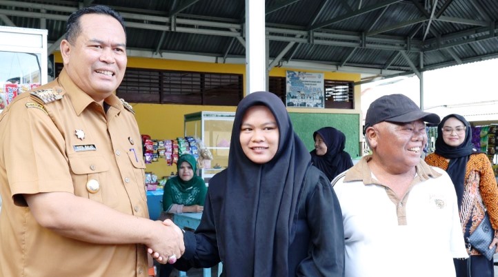 Huma Hira Fadila akhirnya tersenyum lega setelah menerima bantuan dari Wako Yota Balad.