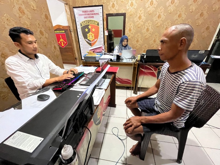 PASRAH: HS saat dimintai keterangan oleh petugas karena diduga terlibat kasus penggelapan yang dilakukannya pada akhir tahun lalu.(POLRES LIMAPULUH KOTA UNTUK PADEK)
