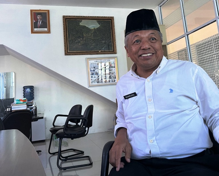 BERDEDIKASI: Gusrizal Dt Salubuak Basa, guru bahasa Indonesia sekaligus penghubung kerja sama Pemprov Sumbar dengan BBBIVT Australia di Graha Pena Padang, kemarin (14/4).(ROMMI DELFIANO/PADEK)