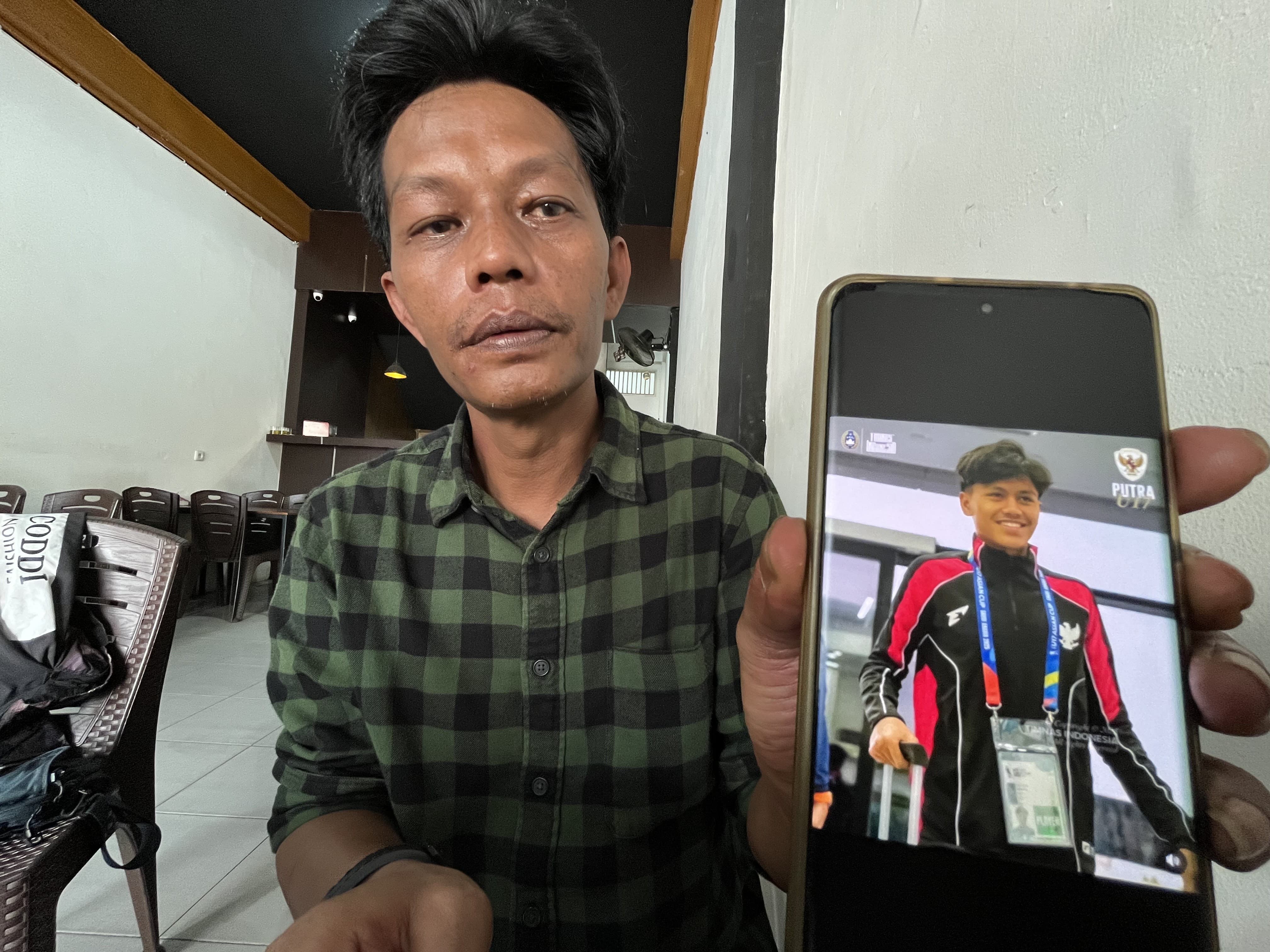 URANG AWAK: Erinaldi memperlihatkan foto anaknya Rafi Rasyiq yang saat ini tergabung dengan timnas Indonesia U-17 di Piala Asia U-17 2025.(SY RIDWAN/PADEK)