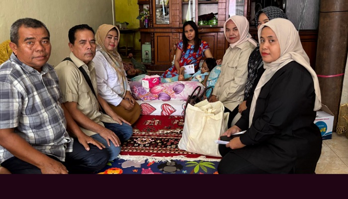 Tim Andre Rosiade menyerahkan bantuan untuk Kia (5) bocah penderita lipoma di Bungus Teluk Kabung, Padang.