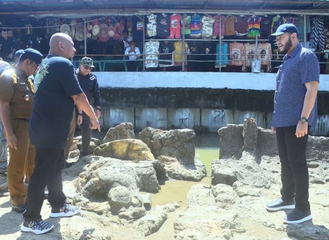 Wali Kota Padang, Fadly Amran meninjau kawasan wisata Pantai Air Manis pada Senin (14/4/2025). (Foto: Prokopim)