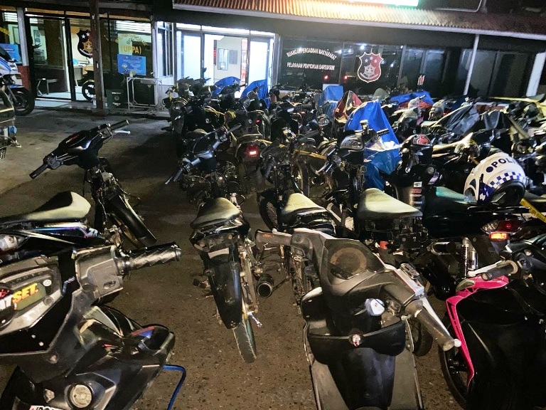 DIAMANKAN: petugas saat melakukan operasi pengamanan. Terlihat barang bukti kendaraan diamankan di Mapolres Payakumbuh, Minggu malam.(SY RIDWAN/PADEK)