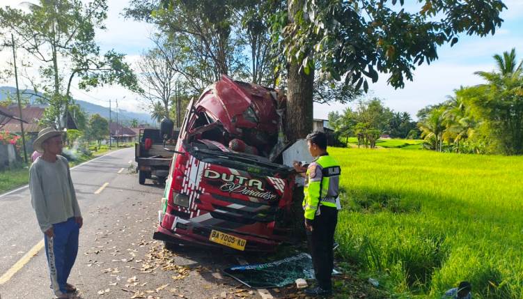 Kecelakaan tunggal di Padangpanjang Microbus PO Tampalo hilang kendali dan menabrak pohon di Jorong Batang Gadih, Nagari Batipuh, Kabupaten Tanahdatar, Selasa (15/4/2025).