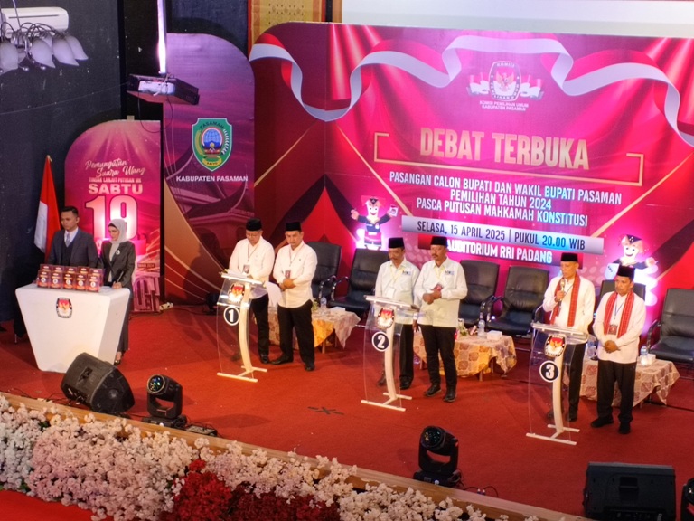 BAGIAN DARI PSU: Tiga pasangan calon bupati dan wakil bupati Pasaman dalam debat publik di Auditorium RRI Padang, kemarin.(BOBY UNTUK PADEK)