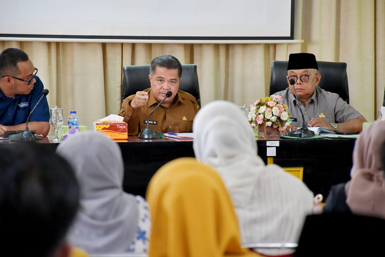 SWASEMBADA PANGAN: Bupati Agam Benni Warlis mengingatkan pihak Pupuk Indonesia, distributor dan pengecer untuk mendistribusikan pupuk bersubsidi sesuai regulasi.(PEMKAB AGAM FOR PADEK)