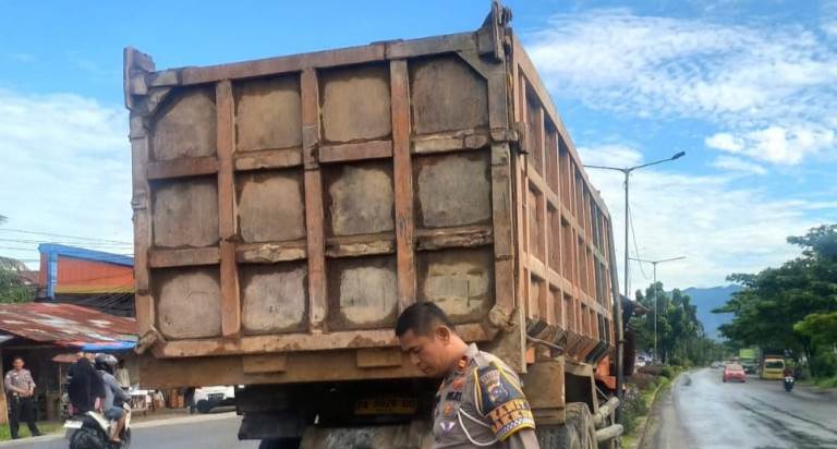 Dump truck BA 8626 QO hilang kendali di kawasan Balai Baru, Kota Padang, menabrak tiang traffic light dan lampu penerangan jalan, Rabu dini hari (16/4/2025).