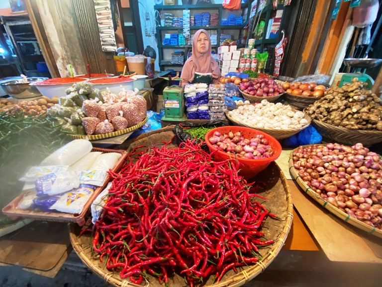 KEBUTUHAN POKOK: Pedagang cabai merah di Pasar Ibuah, Payakumbuh, tengah melayani pembeli, kemarin. Saat ini harga cabai sedang mengalami lonjakan.(SY RIDWAN/PADEK)