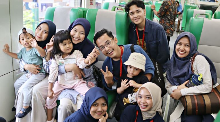 KAI Divre II Sumbar menghadirkan berbagai fasilitas dan program inovatif yang mendukung kebutuhan keluarga selama bepergian dengan kereta api.