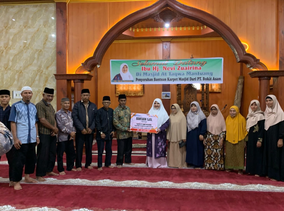 Anggota DPR RI Nevi Zuairina menyerahkan secara simbolis bantuan program Tanggung Jawab Sosial dan Lingkungan (TJSL) dari PT Bukit Asam. (Foto: Tim NZ)