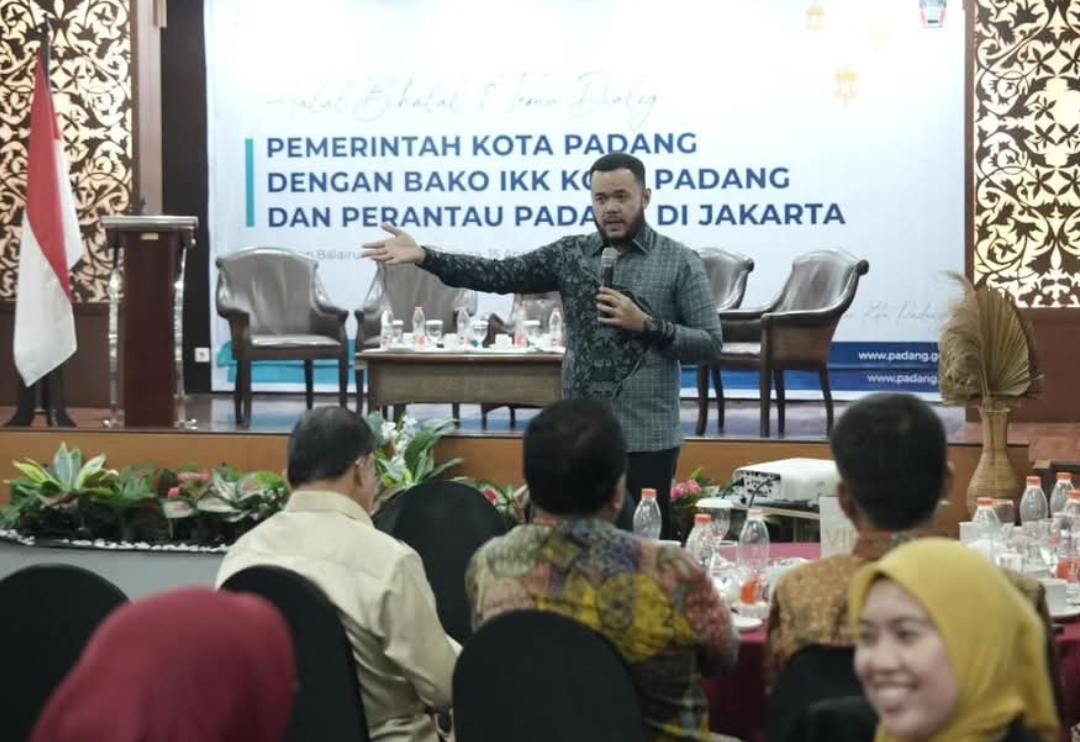 Wali Kota Padang Fadly Amran sosialisasi sembilan Program Unggulan (Progul) Kota Padang saat silaturahmi dan halalbihalal dengan perantau di Jakarta.(Foto: Prokopim)