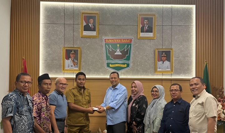 Panitia Halalbihalal Rang Agam KKLA Salam Agam Sirah Sapilin saat beraudiensi dengan Wagub Sumbar Vasko Ruseimy.