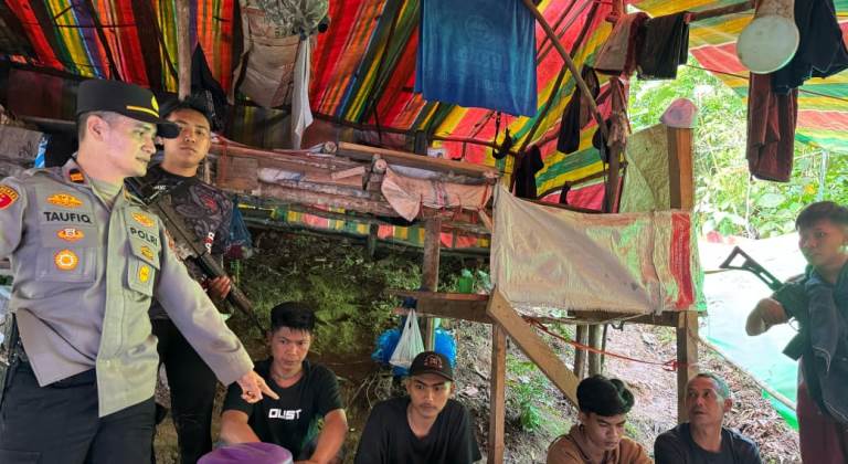 Kapolsek Koto Parik Gadang Diateh (KPGD) Iptu Taufik Indra dan empat dari 10 penambang emas ilegal yang diamankan di Bukit Bulat, Sungai Ipuh, pada Selasa (15/4/2025).
