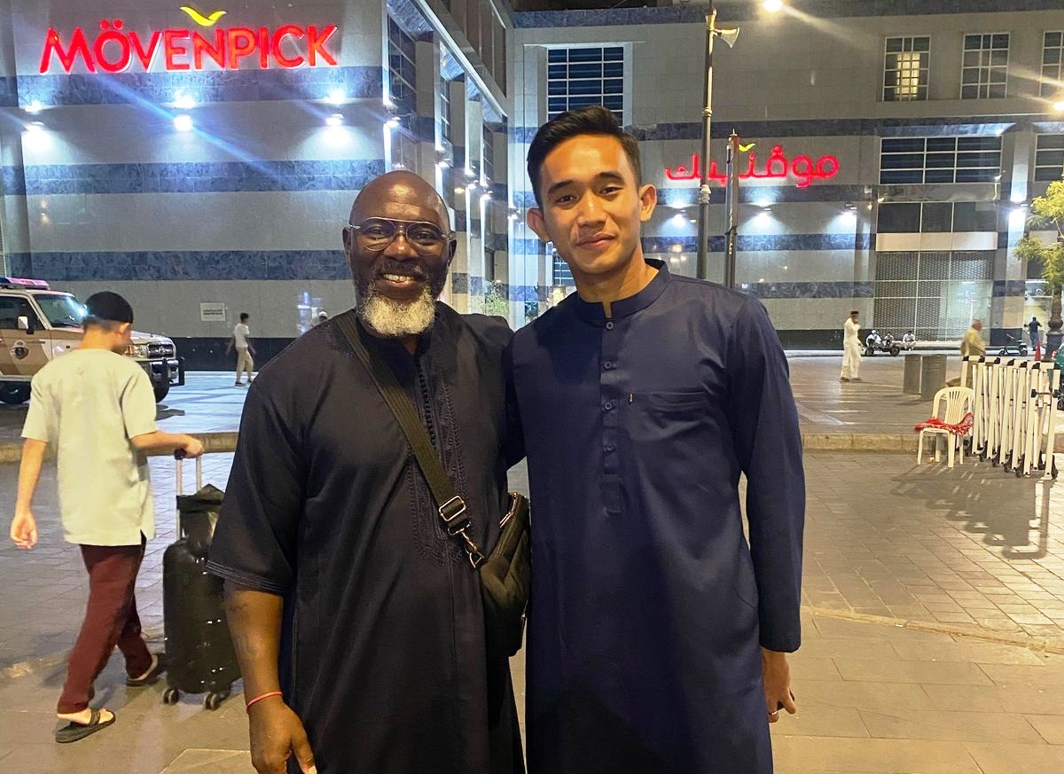 BERTEMU KOLEGA: Jacksen F Tiago (kiri) dan bek Persija Jakarta sekaligus tim nasional, Rizky Ridho. Sama-sama berumrah, keduanya bertemu di Masjid Nabawi, Madinah.(DOKUMENTASI JACKSEN F TIAGO)