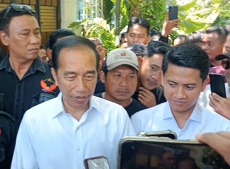 BERI KETERANGAN: Jokowi temui media setelah terima perwakilan TPUA, kemarin. Meski memperlihatkan ijazahnya kepada para wartawan, tapi dia melarangnya untuk mempublikasikannya.(A CHRISTIAN/JPG)
