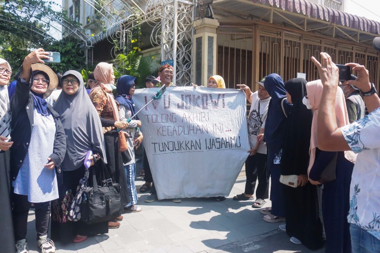 PERTANYAKAN LEGALITAS: Massa demonstran mendatangi kediaman pribadi Joko Widodo di Jalan Kutai Utara No 1, Kelurahan Sumber, Kecamatan Banjarsari, Solo, kemarin pagi.(M IHSAN/JPG)