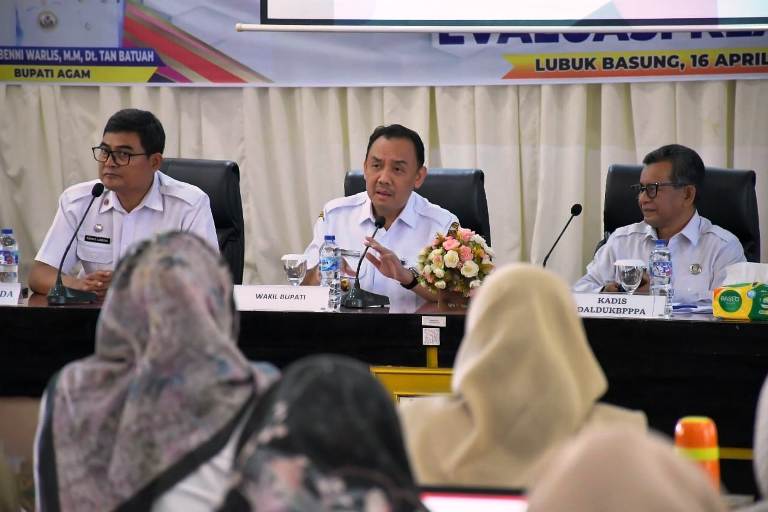 RAKOR: Wabup Agam Muhammad Iqbal memberi arahan saat membuka Rakor Gugus Tugas KLA dalam rangka persiapan verifikasi lapangan penilaian KLA 2025, di aula Kantor Bupati Agam, Rabu (16/4).(PEMKAB AGAM)