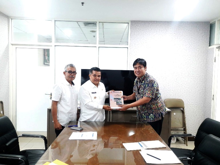 KETAHANAN PANGAN: Bupati Agam Benni Warlis saat menyampaikan proposal usulan perbaikan irigasi kepada Kepala Subdirektorat Wilayah 1 Ditjen SDA Kementerian PUPR, Tesar Hidayat Musouwir.(PEMKAB AGAM)