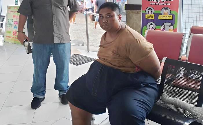 RRP (32) diikat tangannya dengan tali jemuran setelah berhasil diamankan warga usai menabrak orang yang telah mengangkatnya menjadi anak sejak ia lahir. (Foto: Satreskrim Polres Pariaman)