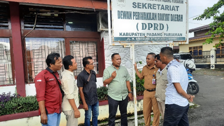 SAMPAIKAN GAGASAN: Ketua DPRD Kabupaten Padangpariaman, Aprinaldi (tengah), saat diskusi santai dengan awak media, kemarin.(DPRD PADANGPARIAMAN)