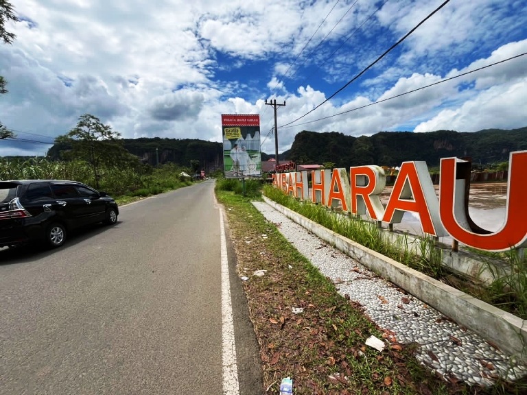 PRIMADONA: Sebuah minibus melintasi gerbang masuk kawasan wisata Lembah Harau di Kabupaten Limapuluh Kota, kemarin. Saat Lebaran, kawasan ini jadi primadona.(SY RIDWAN/PADEK)