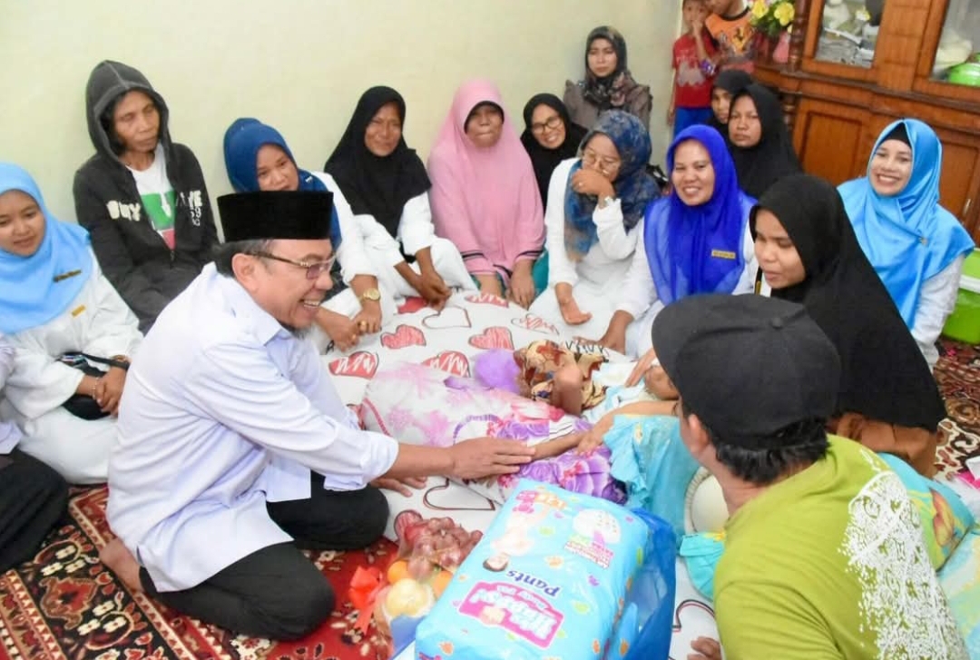 Wakil Wali Kota Padang, Maigus Nasir mengunjungi langsung keluarga Kia pada Rabu (16/4/2025), (Foto: Prokopim)