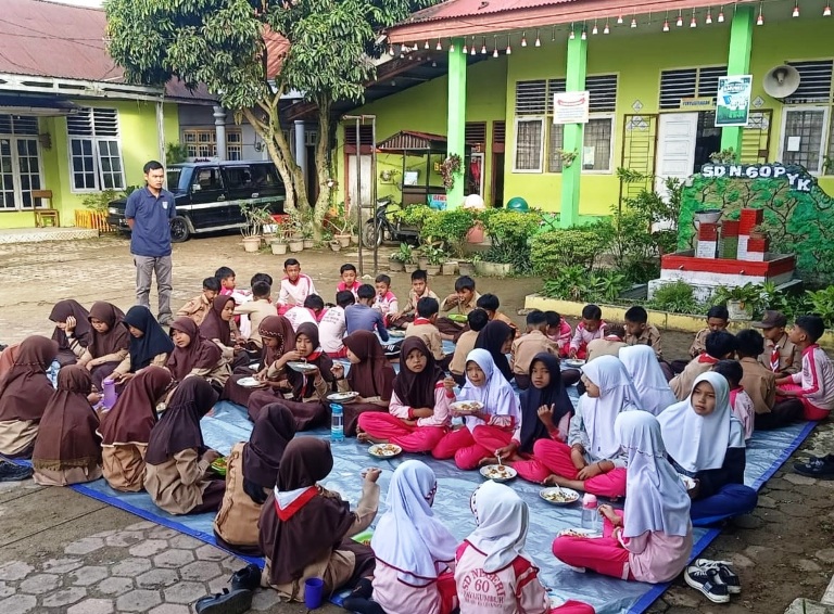 AKRAB: Murid SDN 60 Payakumbuh ketika menggelar sarapan pagi bersama di halaman sekolah mereka.(TIM LAMAN GURU)