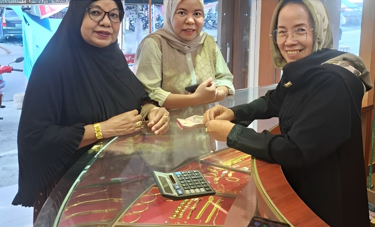 Harga emas 24 karat terus mengalami kenaikan signifikan, mencapai Rp4,5 juta per emas atau setara 2,5 gram.