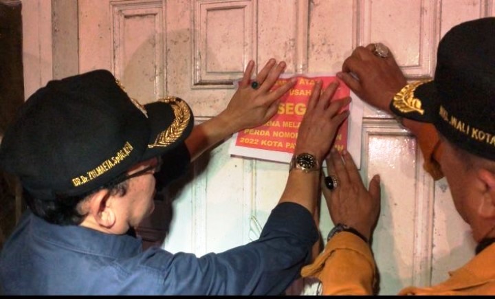 Wali Kota Payakumbuh, Zulmaeta, saat memasang tanda penyegelan.