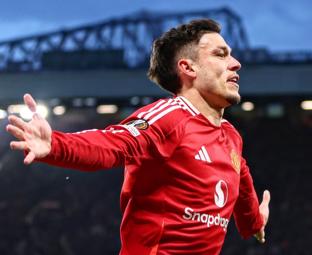 Selebrasi Manuel Ugarte usai mencetak gol pembuka Manchester United pada leg kedua perempat final Liga Europa menghadapi Lyon. (Foto: Instagram @europaleague)