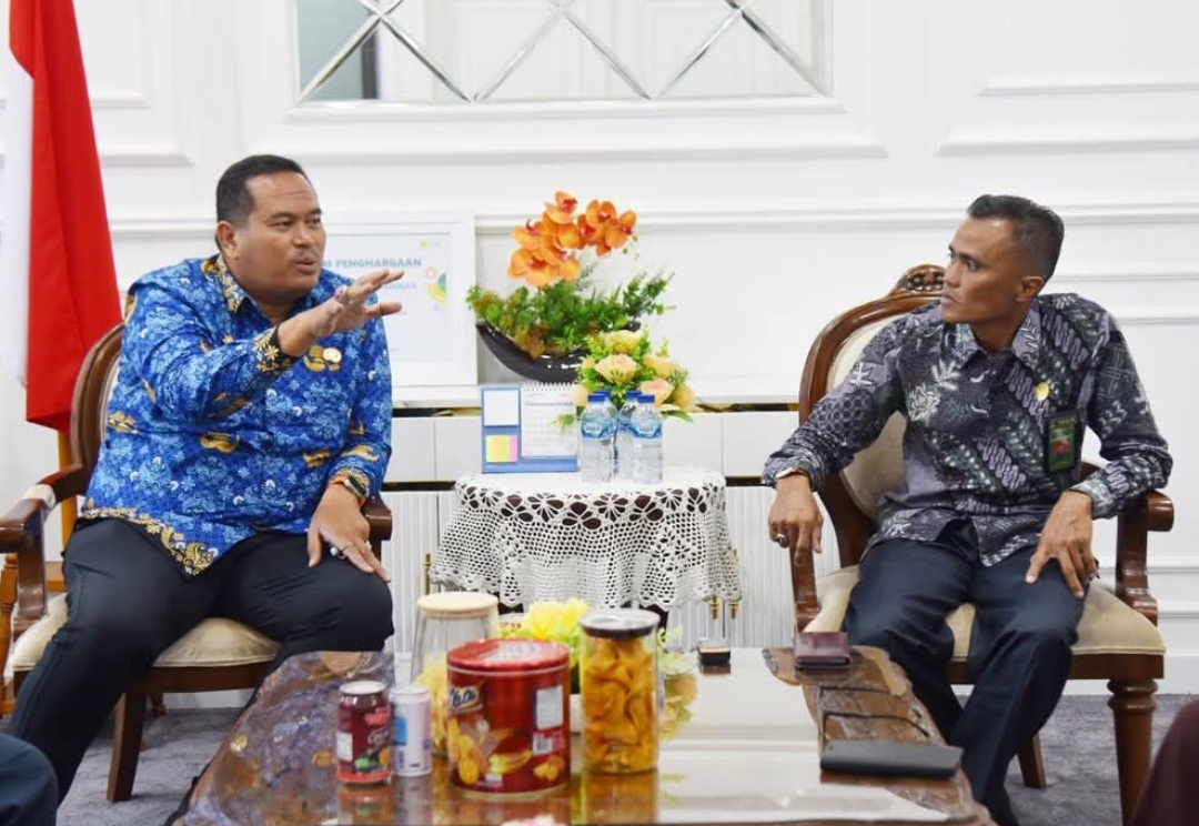 Wali Kota Pariaman, Yota Balad menyambut kunjungan rombongan Ketua Pengadilan Agama Pariaman, Fajri. (Foto: Kominfo)