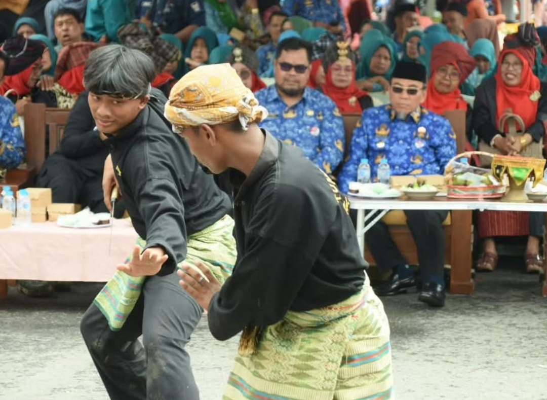 Wakil Wali Kota Padang, Maigus Nasir resmi membuka dan menyaksikan event &ldquo;Koto Tangah Baralek Gadang&rdquo; di Pasar Lubuk Buaya. (Foto: Prokopim)