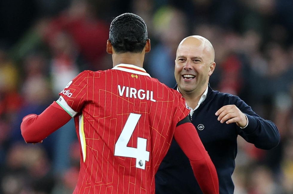 Pelatih Liverpool, Arne Slot bersama pemainnya Virgil van Dijk. (Foto: Liverpool fc.com)